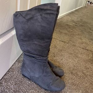 Mid-calf grey boots, suede